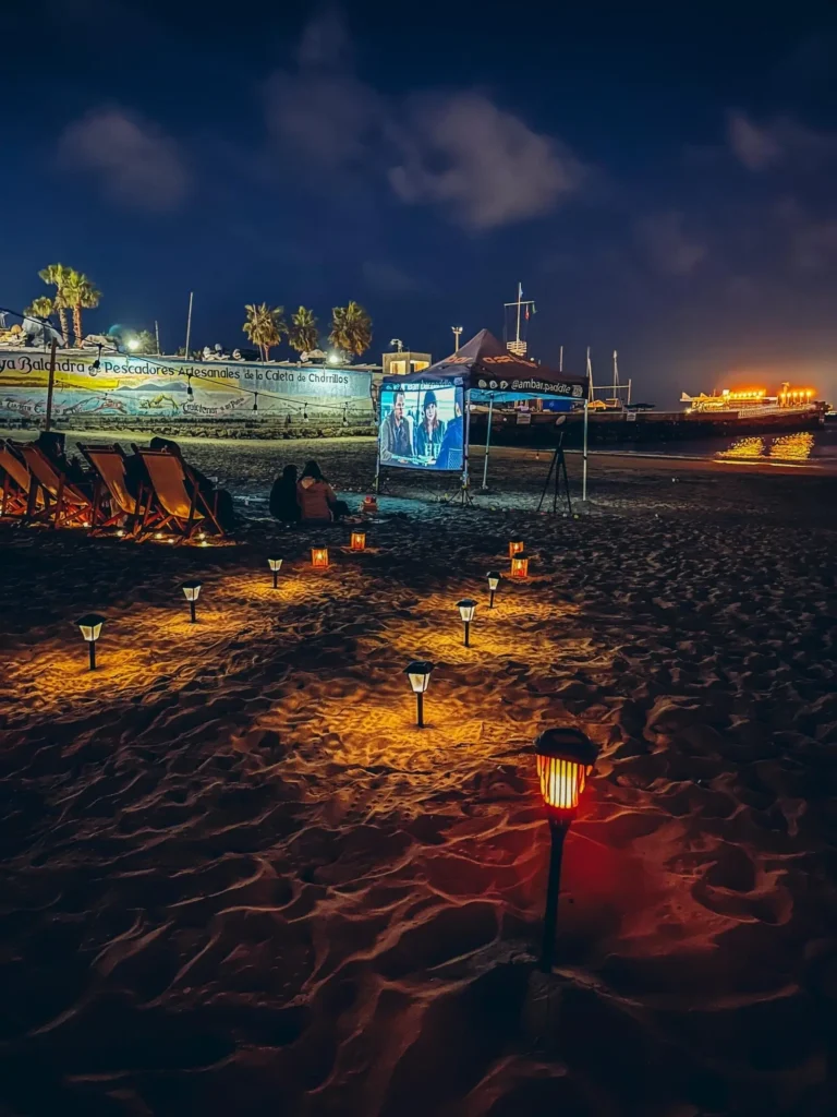Cine en la playa en la noche