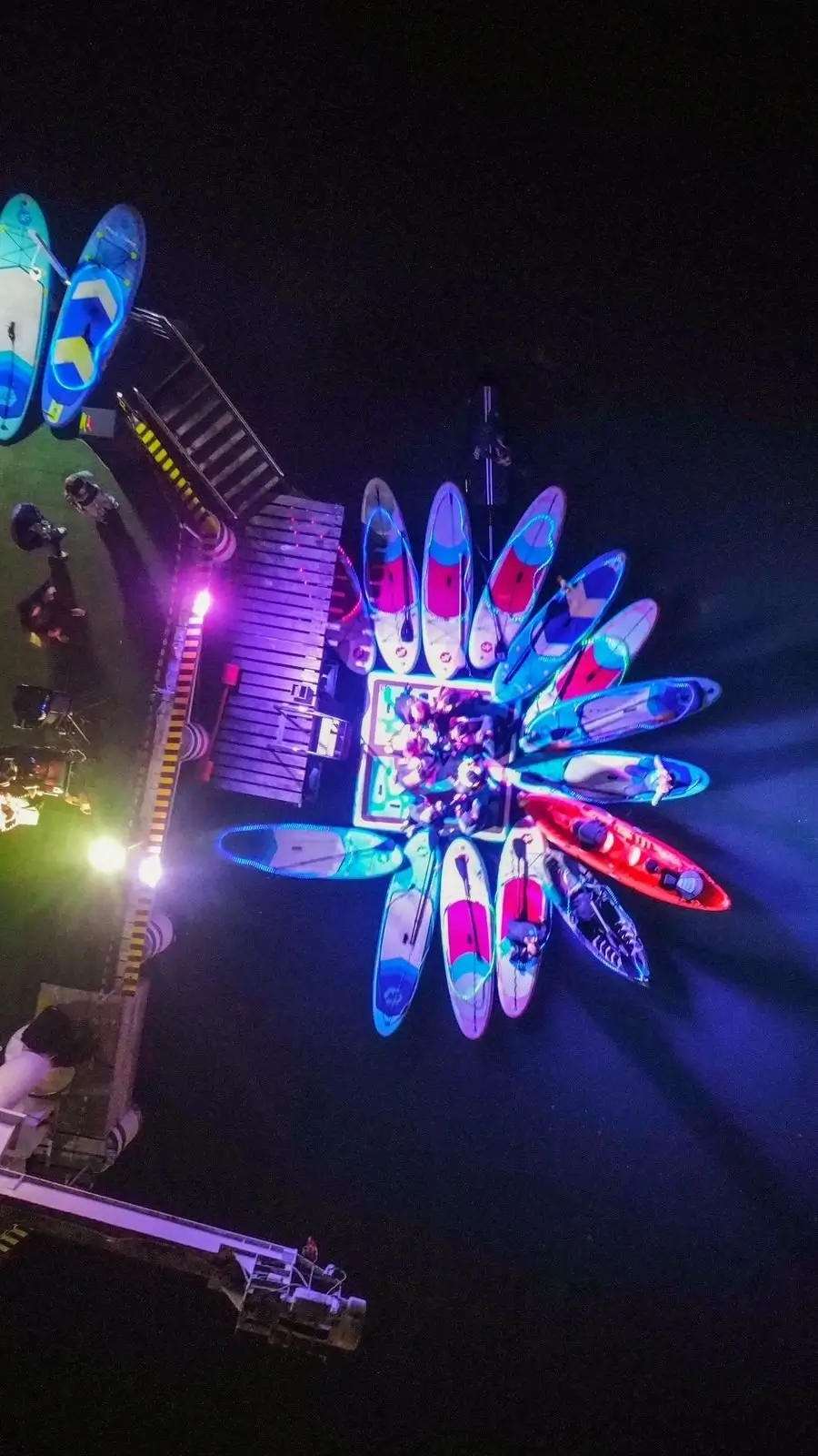 Disfrutando paddle en la noche