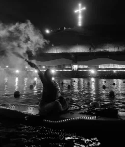 Foto blanco, gris de paddleboard en la noche