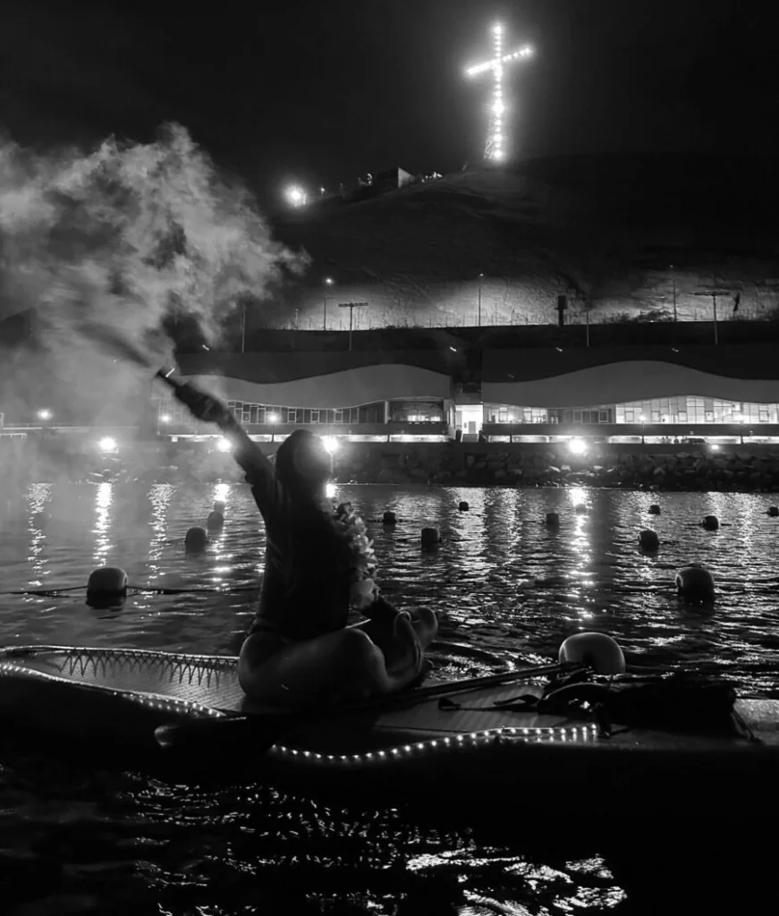 Foto blanco, gris de paddleboard en la noche