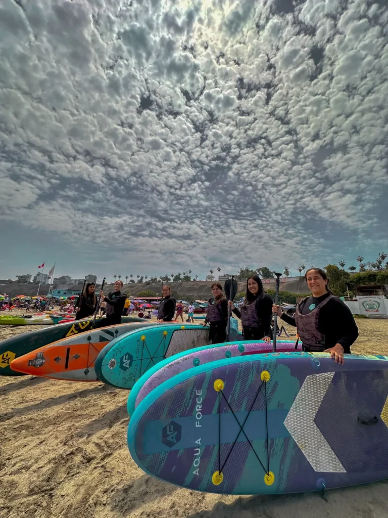 Personas disfrutando paddleboard en la playa